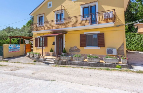 Lanciano House | Cosy apartment in villa for 9 guests with WIFI, A/C, TV, terrace and parking