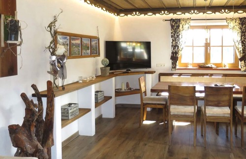 Forstau House | Cosy apartment in villa for 20 people with WIFI, TV, patio, pets allowed and parking