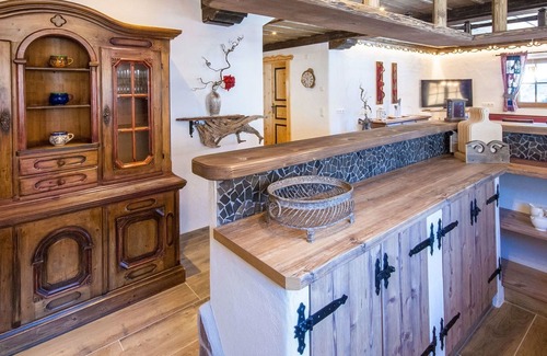 Forstau House | Cosy apartment in villa for 20 people with WIFI, TV, patio, pets allowed and parking