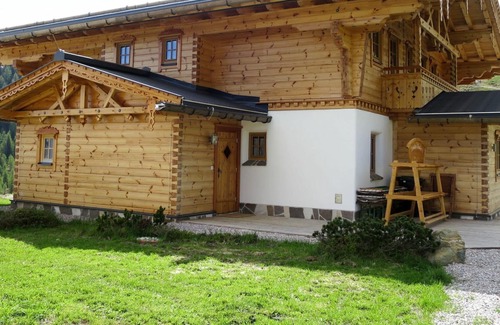 Forstau House | Cosy apartment in villa for 20 people with WIFI, TV, patio, pets allowed and parking
