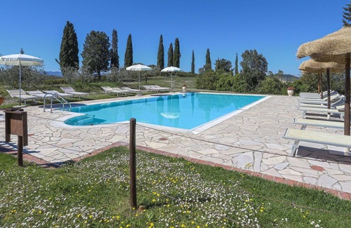 Sughera Villa | Cosy apartment in villa for 4 people with WIFI, pool, TV, terrace, pets allowed and parking