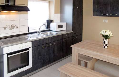 Verchen House | Cosy apartment in villa for 4 guests with WIFI, TV, patio and pets allowed