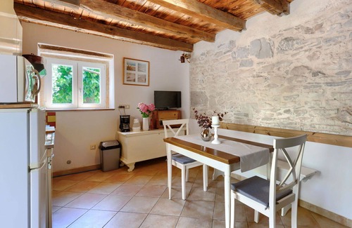 Kastelir House | Cosy apartment in villa for 3 guests with WIFI, pool, A/C, TV, terrace and pets allowed