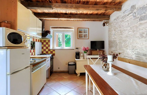 Kastelir House | Cosy apartment in villa for 3 guests with WIFI, pool, A/C, TV, terrace and pets allowed