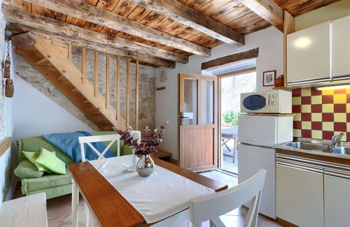 Kastelir House | Cosy apartment in villa for 3 guests with WIFI, pool, A/C, TV, terrace and pets allowed