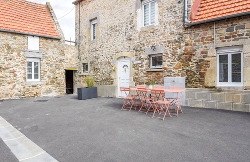 Pirou House | Cosy apartment in villa for 3 guests with WIFI, TV, terrace and pets allowed