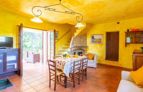 Casalbordino House | Cosy apartment in villa for 12 people with pool, WIFI, TV, patio and pets allowed