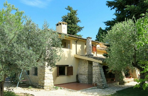 Casalbordino House | Cosy apartment in villa for 12 people with pool, WIFI, TV, patio and pets allowed