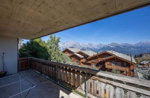 Saint-Pierre-de-Clages Apartment | Cosy apartment with a beautiful view - 50m from ski lift