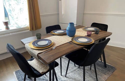 Cradley Apartment | Cosy, beautiful flat with Smart TV