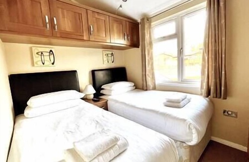 Tewitfield Cabin | Cosy Cabin near Lake