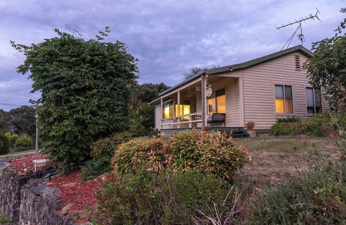 Mount Beauty House | Cosy Candlewick Cottage | A Mount Beauty Delight