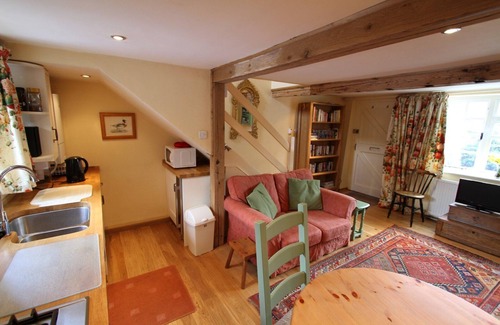 Holt Cottage | Cosy Carpenters Cottage in market town of Holt. Quiet & Secluded, parking, piano