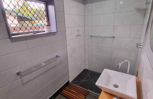 Condon Cabin | Cosy & Convenient: pools, shops, uni, hospital