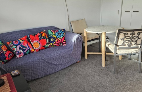 Beach Haven Cottage | Cosy Cottage, 5 min to Island Bay Beach & Wharf
