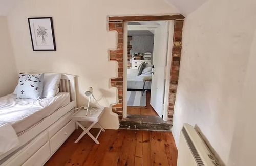 Holt Cottage | Cosy Cottage Daisy Lodge - Traditional and close to Holt + the coast