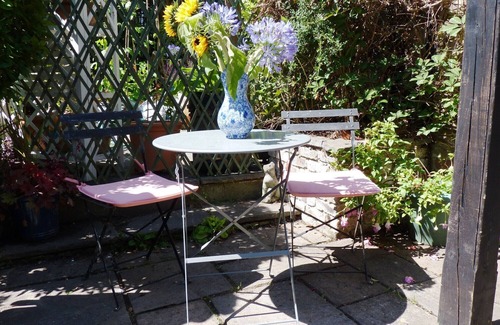 Eastbourne Cottage | Cosy cottage hideaway for couples close to centre and beach with 1 bedroom