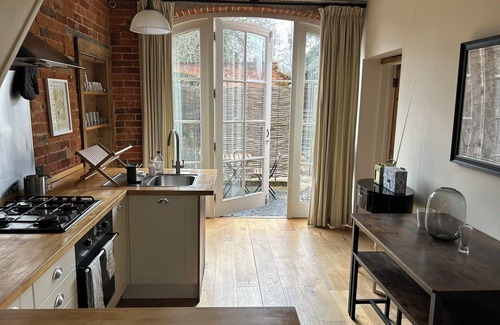 Odiham Cottage | Cosy cottage in rural village just outside London