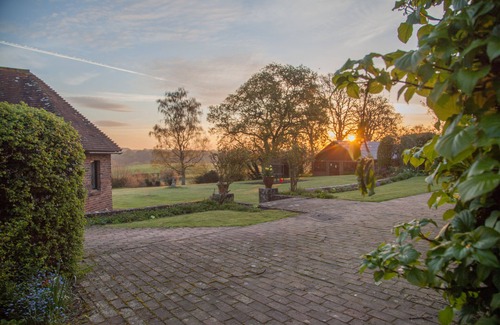 Chiddingly House | Cosy Cottage, Sleeps Max 6. Stunning Views, Indoor Pool. Perfect for Families