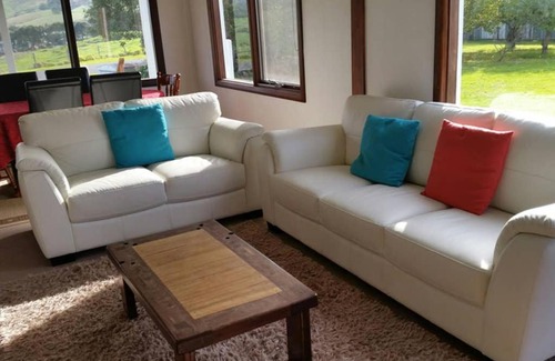 Apollo Bay House | cosy cottage valley views