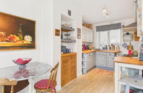 Flushing House | Cosy Flushing Village Home | Parking & Near Beach