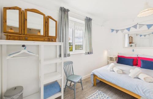 Flushing House | Cosy Flushing Village Home | Parking & Near Beach