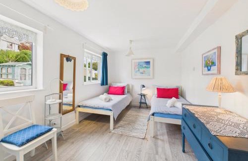 Flushing House | Cosy Flushing Village Home | Parking & Near Beach