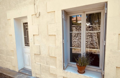 Ruffec Cottage | Cosy French cottage with luxury bath