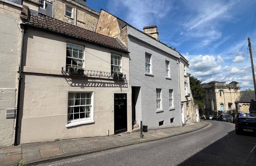 Upper Town Cottage | Cosy Georgian cottage, very central, newly renovated, with a courtyard, sleeps 3