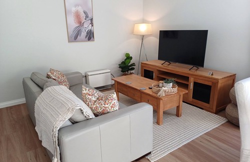 Burns Beach Apartment | Cosy granny flat only 2 minute walk to beach with off street parking