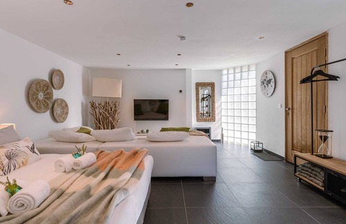 De Haan Ski Chalet | Cosy guest room with garden