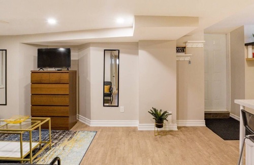 Lisgar Apartment | Cosy! Guest Suite Near HWY transit Shops & GO!