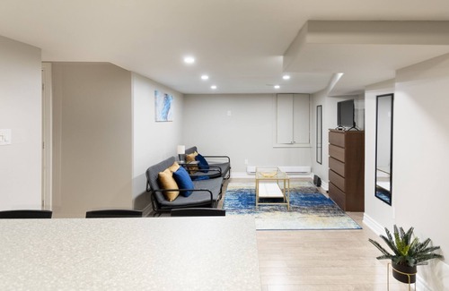 Lisgar Apartment | Cosy! Guest Suite Near HWY transit Shops & GO!