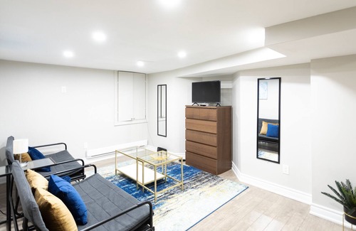Lisgar Apartment | Cosy! Guest Suite Near HWY transit Shops & GO!