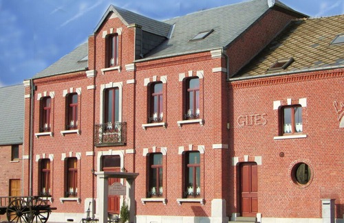Couvin House | Cosy Holiday Home in Cul-des-Sarts with Terrace