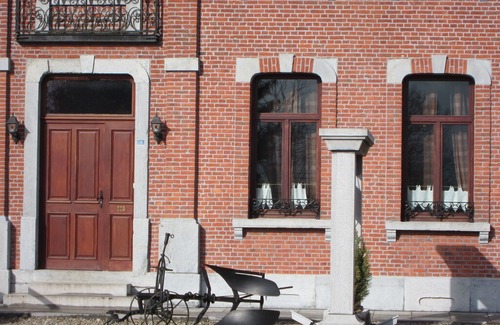 Couvin House | Cosy Holiday Home in Cul-des-Sarts with Terrace
