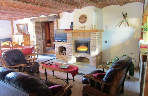Couvin House | Cosy Holiday Home in Cul-des-Sarts with Terrace