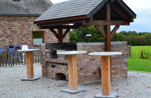 Couvin House | Cosy Holiday Home in Cul-des-Sarts with Terrace