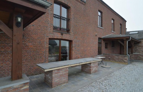 Couvin House | Cosy Holiday Home in Cul-des-Sarts with Terrace