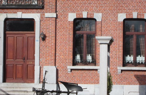 Couvin House | Cosy Holiday Home in Cul-des-Sarts with Terrace