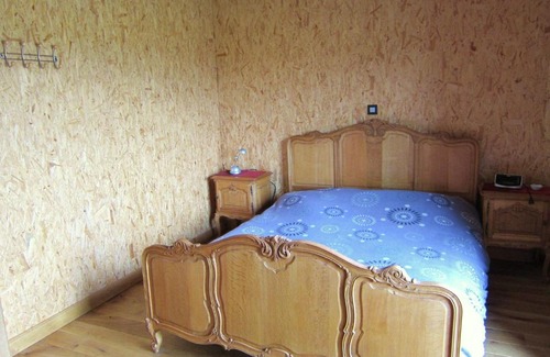Couvin House | Cosy Holiday Home in Cul-des-Sarts with Terrace