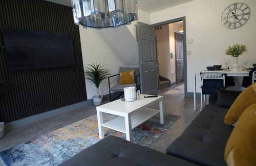 Smethwick House | Cosy home away from home. Ideal for families, contractor and more.