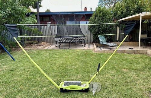 Falcon House | Cosy homely family retreat. Walk to beach/cafes/shops. Pet friendly.