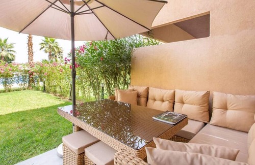 Menara Condo | Cosy - Jardin Privée - Vue Piscine - Wifi