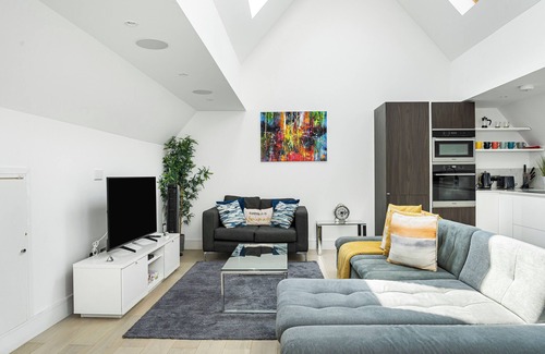Hanger Hill Apartment | Cosy Large Penthouse Apartment, 5 Minutes to Ealing Broadway Station