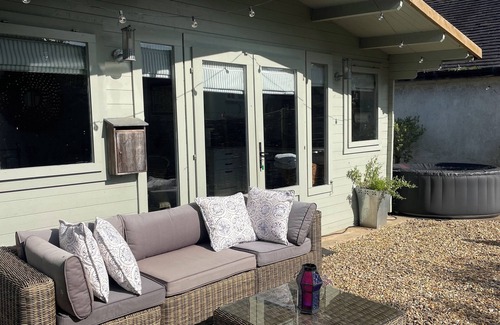 Ashbourne Cabin | Cosy Log cabin with hot tub and private garden in quaint Derbyshire Village.