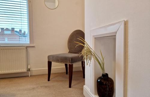 Coventry House | Cosy Luxury Home next to City Centre with Free Parking and Garden - Contractors & Relocators