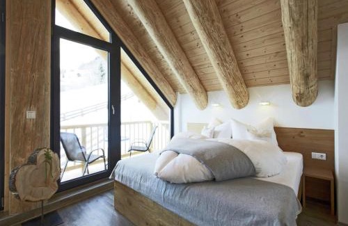 Ladis Ski Chalet | Cosy, modern Canadian wooden chalet