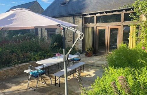 Faringdon House | Cosy Oak Beam Barn - edge of Cotswolds & Oxford