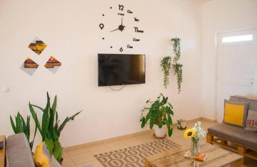 Vila do Maio House | Cosy & Relax Yellow House 5mn walk from the beach!